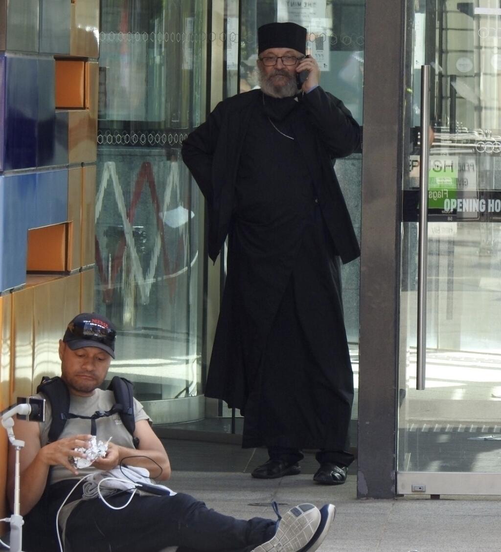 Djokoviča pred súd prišiel podporiť aj duchovný.