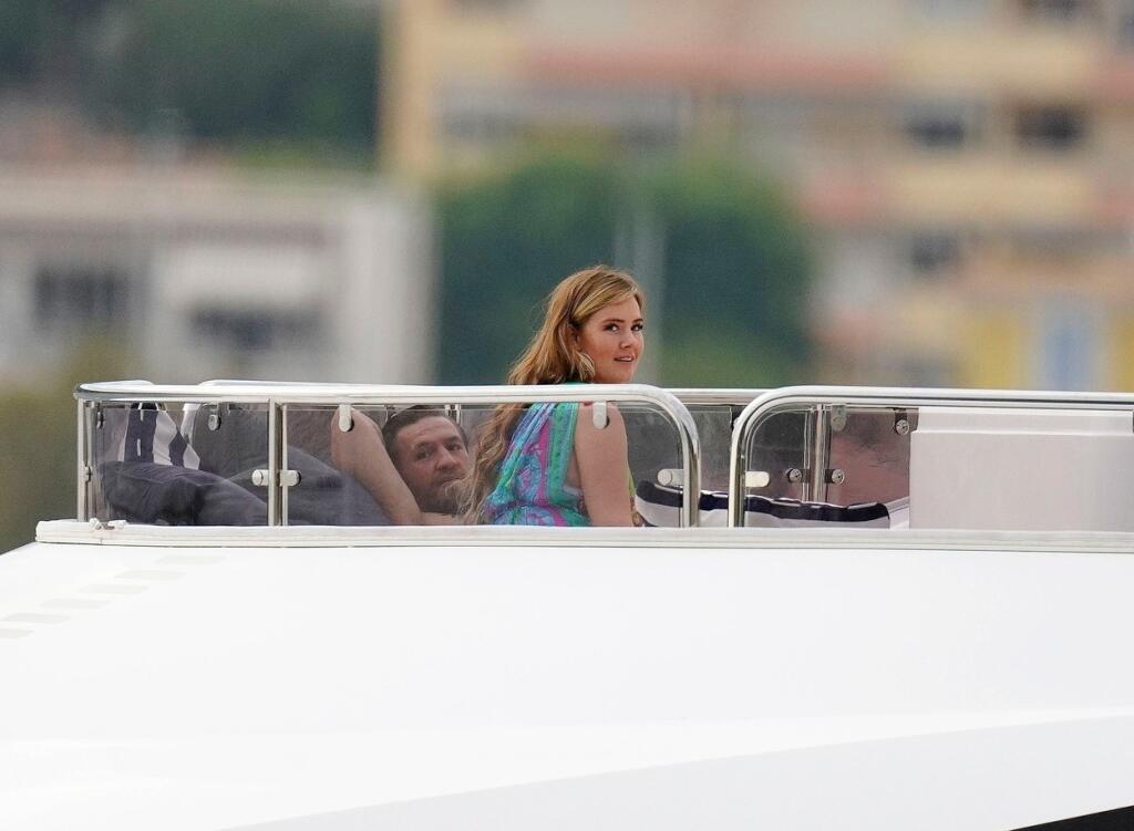 MMA bojovník Conor Mcgregor sa asi nevie ovládať. Na jachte na juhu Francúzska ho manželka uspokojovala orálne pred zrakmi fotografov.