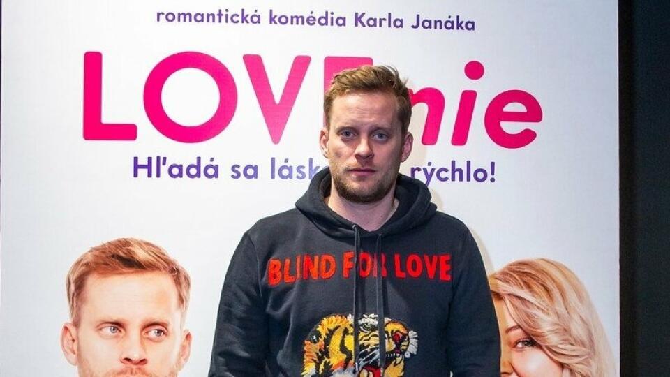 Jakub Prachař prišiel v štýlovej mikine a vtipných topánkach.