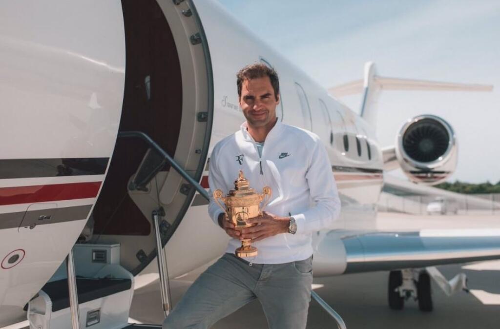 Lietadlo – Federerov súkromný tryskáš spravuje spoločnosť NetJets. Premiestňuje sa v ňom z turnaj ana turnaj už niekoľko rokov. Súkromné lietadlo má aj preto, aby sa mu ľahšie cestovalo s rodinou, ktorá ho sprevádza na väčšine turnajov po celom svete.