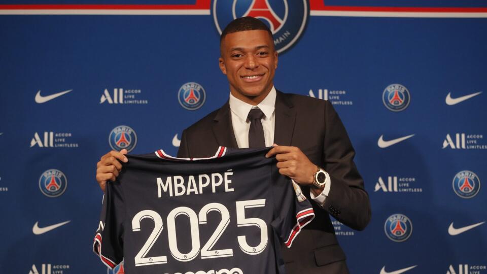 WA 25 Paríž - Útočník francúzskeho klubu Paríž St. Germain (PSG) Kylian Mbappe drží klubový dres počas tlačovej konferencie v Paríži v pondelok 23. mája 2022. Francúzsky futbalový reprezentant Kylian Mbappe predĺžil kontrakt s PSG až do roku 2025. Potvrdilo to vedenie klubu. Dvadsaťtriročnému útočníkovi 30. júna končila platnosť zmluvy. Výrazný záujem o jeho služby mal Real Madrid, no Mbappe napokon odmietol ponuku španielskeho majstra a rozhodol sa zostať v PSG. FOTO TASR/AP
PSG striker Kyli