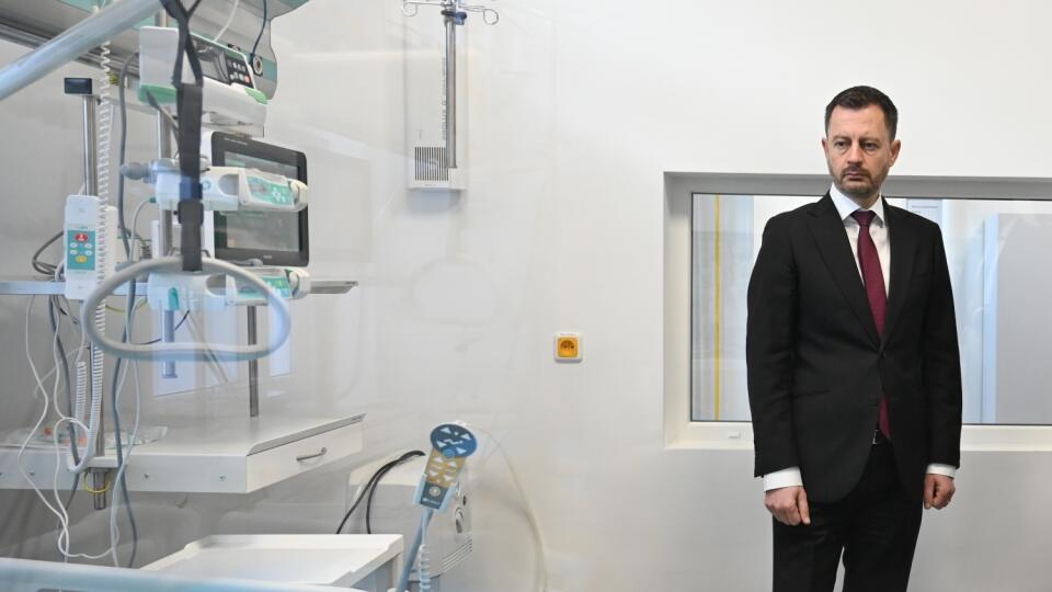 Na snímke premiér SR Eduard Heger počas prehliadky priestorov infektologickej jednotky intenzívnej starostlivosti vo Fakultnej nemocnici Trnava počas prehliadky priestorov infektologickej jednotky intenzívnej starostlivosti vo Fakultnej nemocnici Trnava v rámci slávnostného otvorenia prvej infektologickej JIS v Trnavskom kraji v Trnave v utorok 25. októbra 2022. FOTO TASR - Lukáš Grinaj