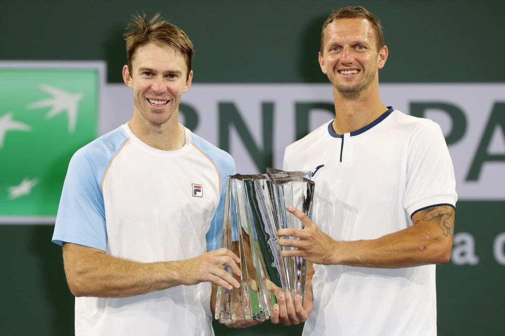 Filip Polášek s Johnom Peersom oslavujú triumf na turnaji v Indian Wells.