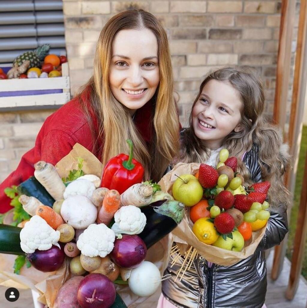Mária Čírová s dcérkou dostali zdravé kytice.