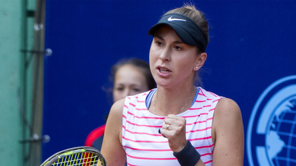 Na snímke švajčiarska tenistka Belinda Benčičová počas finálového zápasu ženskej dvojhry proti Slovenke Viktórii Kužmovej na tenisovom turnaji Bratislava Open 22. júna 2020 v Bratislave. FOTO TASR - Martin Baumann