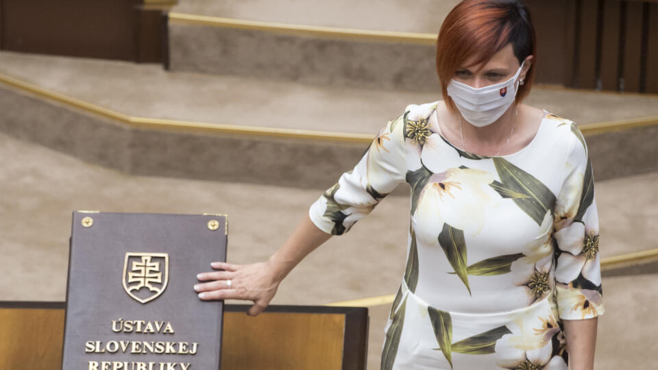 Na snímke nová poslankyňa parlamentu SR Miriam Šuteková skladá sľub počas 9. schôdze NR SR 7. júla 2020 v Bratislave. FOTO TASR - Martin Baumann