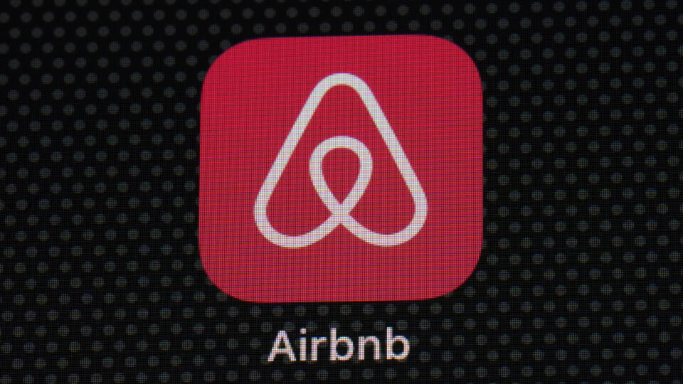 WA 62 archív Washington - Na archívnej snímke z 8. mája 2021 aplikácia Airbnb na obrazovke iPadu vo Washingtone. Brusel, podobne ako ďalšie európske mestá, chce odmedziť krátkodobé ubytovanie v bytoch a domoch, ktoré patria súkromným osobám. Proti fenoménu Airbnb, ktorý negatívne ovplyvňuje sektor bývania, začiatkom júla demonštrovali tisícky Barcelončanov. V Barcelone sa nájomné za desať rokov zvýšilo o 68 percent. Mesto preto zakázalo majiteľom prenajímať svoje nehnuteľnosti na dobu kratšiu