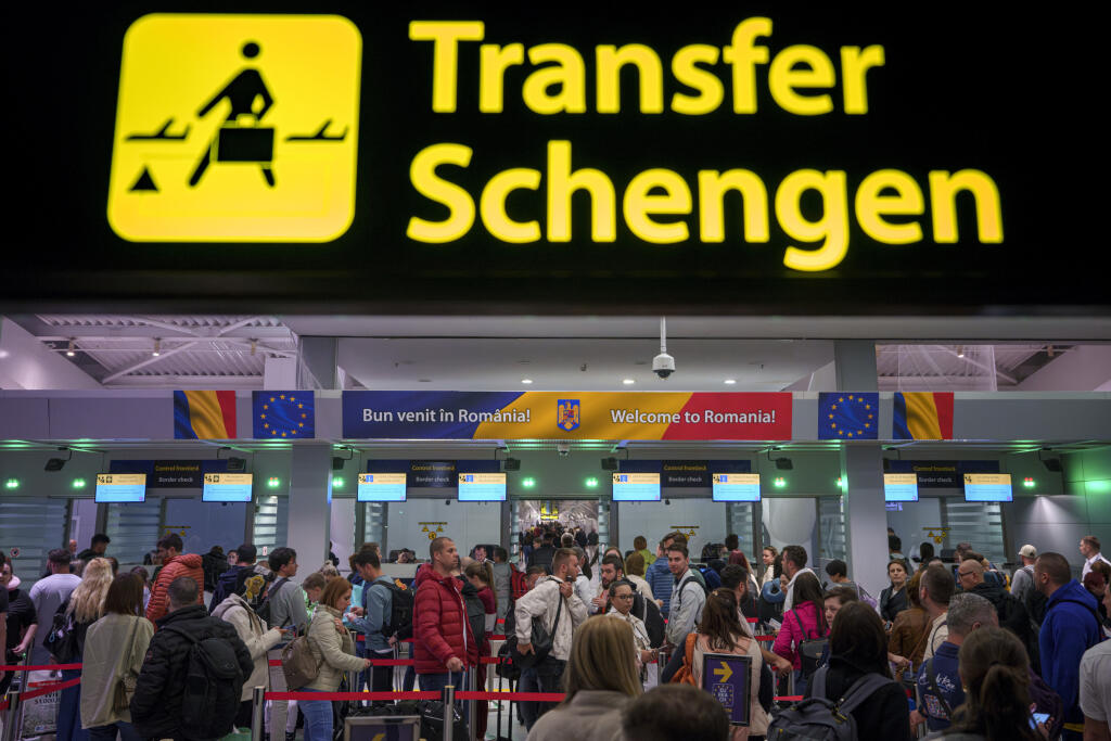 EBE 27 Otopeni - Cestujúci, ktorí prilietajú na medzinárodné letisko Henriho Coandu, prechádzajú v nedeľu 31. marca 2024 pod značkou schengenských informácií v Otopeni neďaleko Bukurešti. Rumunsko a Bulharsko sa pripojili k európskemu schengenskému priestoru bez pasov a víz, ktorý sa vzťahuje iba na cestujúcich prichádzajúcich do vzduch a more. FOTO TASR/AP

Passengers arriving at the Henri Coanda International Airport pass under a Schengen Information sign, in Otopeni, near Bucharest, Romania, 