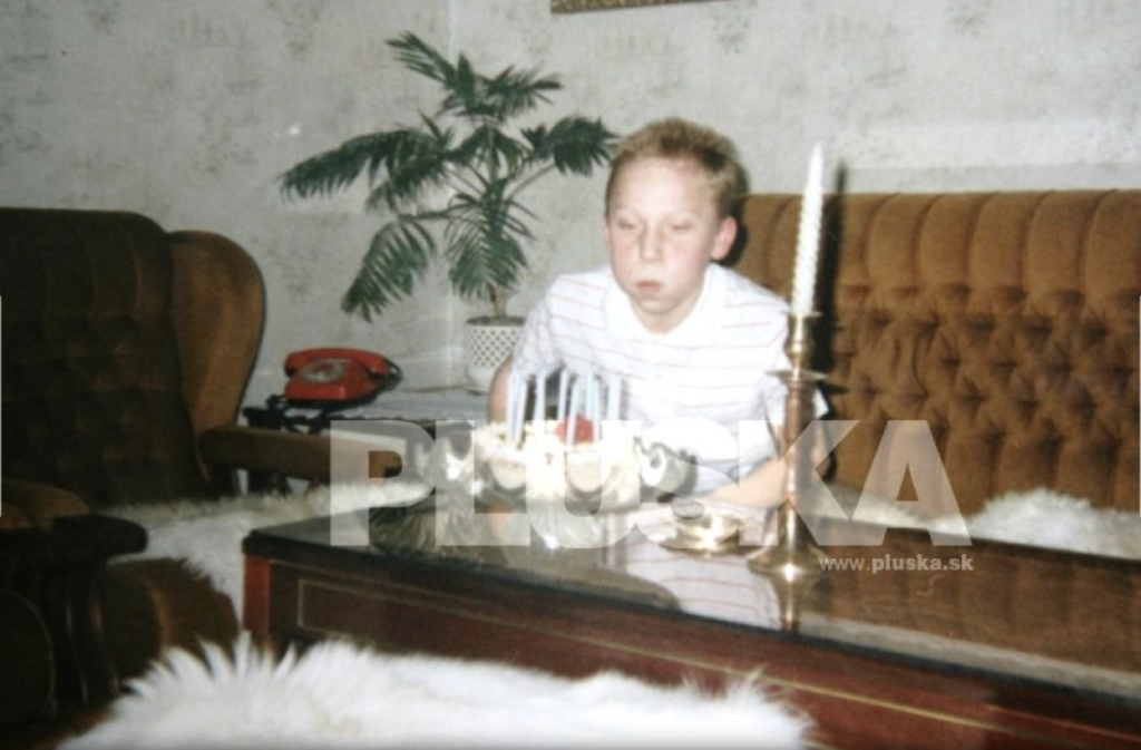 Marián Hossa ešte ako malý chlapec. Počas praxe v Topoľčanoch kontroloval osobné vlaky a koľaje. Od začiatku však vyhrával hokej. Doma bol Marián hviezda od začiatku, aj v NHL, či už v Ottawe, Atlante, Pittsburghu, Detroite, alebo v Chicagu