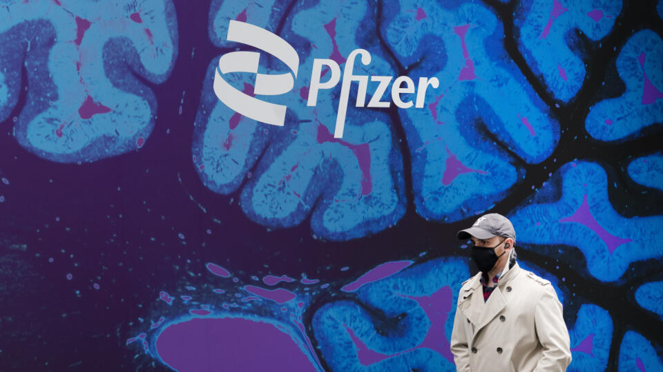 KK36 archív New York - Na archívnej snímke z 5. februára 2021 muž kráča okolo sídla Pfizeru v New Yorku. Americká farmaceutická spoločnosť Pfizer v utorok oznámila, že jej zisk v 2. štvrťroku 2023 klesol, ale prekonal odhady Wall Street. FOTO TASR/AP
FILE - A man walks by Pfizer headquarters, Friday, Feb. 5, 2021, in New York. Pfizer reports reports earnings on Tuesday, Aug. 1, 2023. (AP Photo/Mark Lennihan, File)