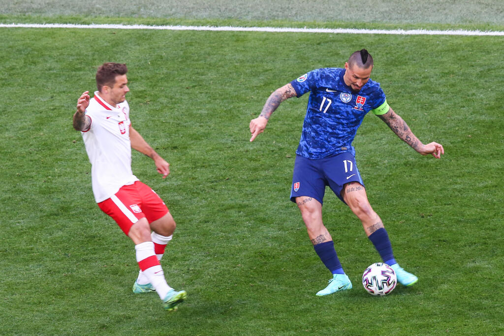 MAREK HAMŠÍK. Kocianovo hodnotenie: Veľmi veľa toho nabehal. Mal som obavy, či vydrží celý zápas v takom tempe, keďže je po zranení. Zvládol to veľmi dobre, výbore fungovala spolupráca s Dudom. Vždy, keď Hamšík išiel vyššie, Duda cúvol na jeho miesto. Obom tento systém pasuje. Hamšíkove prihrávky mali oči, aktívne sa ponúkal do rozohrávky.