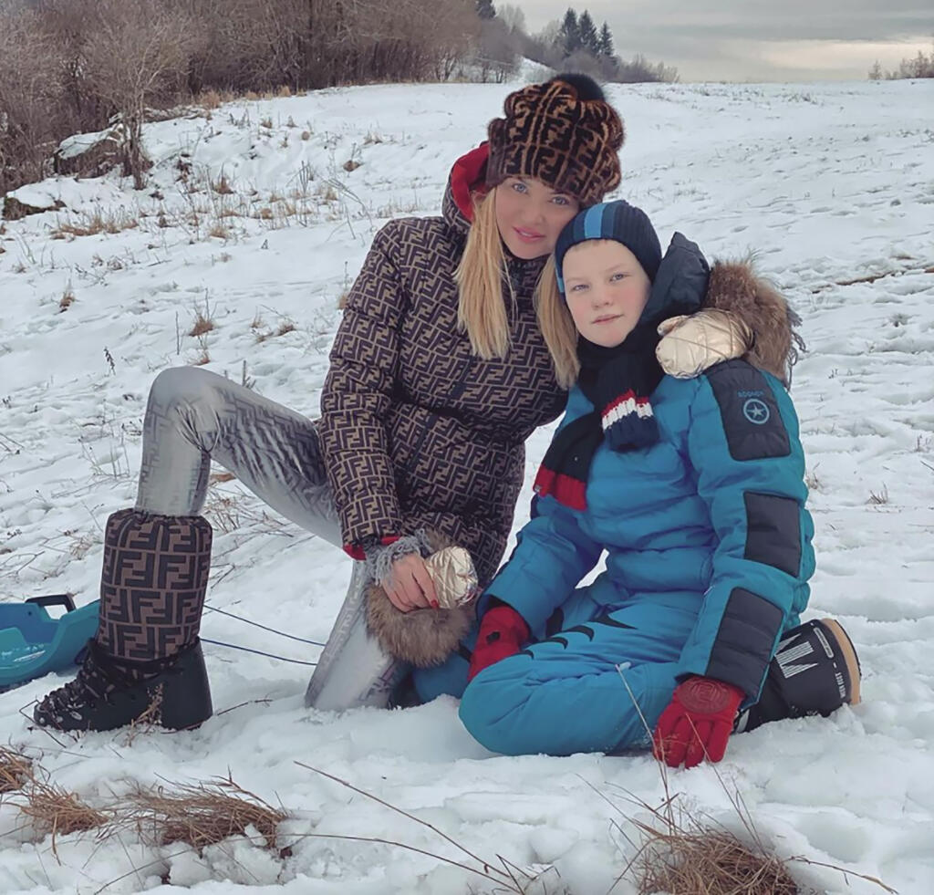 Alena Pallová: Bundu asi za tisíc eur doplnila snehovými topánkami za tisíc eur a striebornými legínsami za 400 eur rovnakej značky. Paradoxne, mäkká čiapka z hnedej norky s kontrastným logom FF potlačená, ozdobená kožušinou z čiernej líšky, je oveľa drahšia, stojí až 1 850 eur.