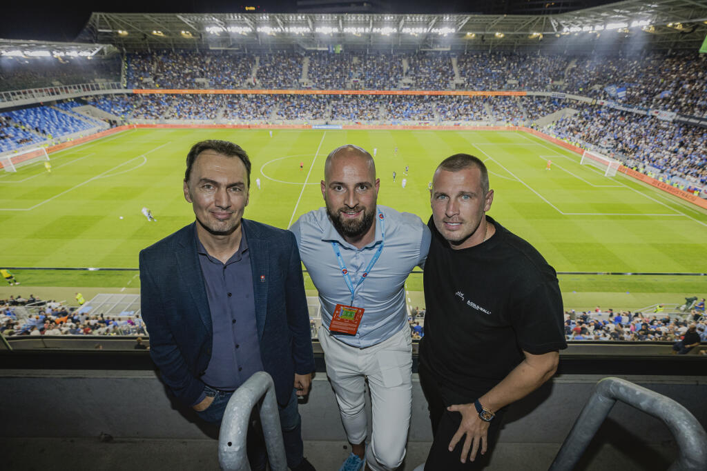 Na snímke Miroslav Šatan, Ivan Kmotrík a Ján Ďurica vo VIP počas odventého zápasu 2. predkola Ligy Majstrov UEFA medzi ŠK Slovan Bratislava a Ferencvárosi Torna Club.