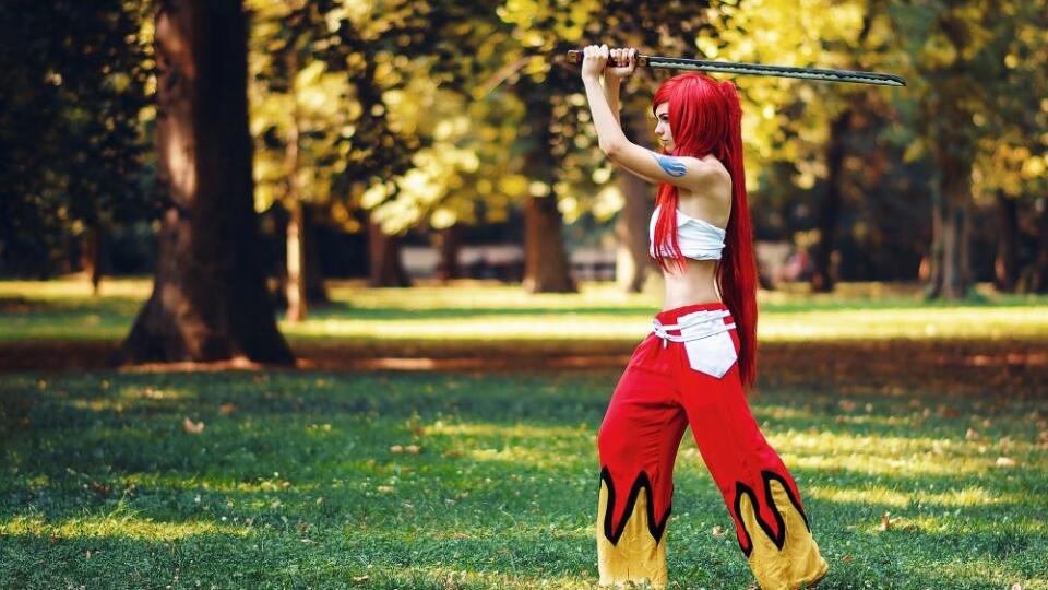 Cosplayerka Ayako ako Erza Scarlett z anime Fairy Tail.