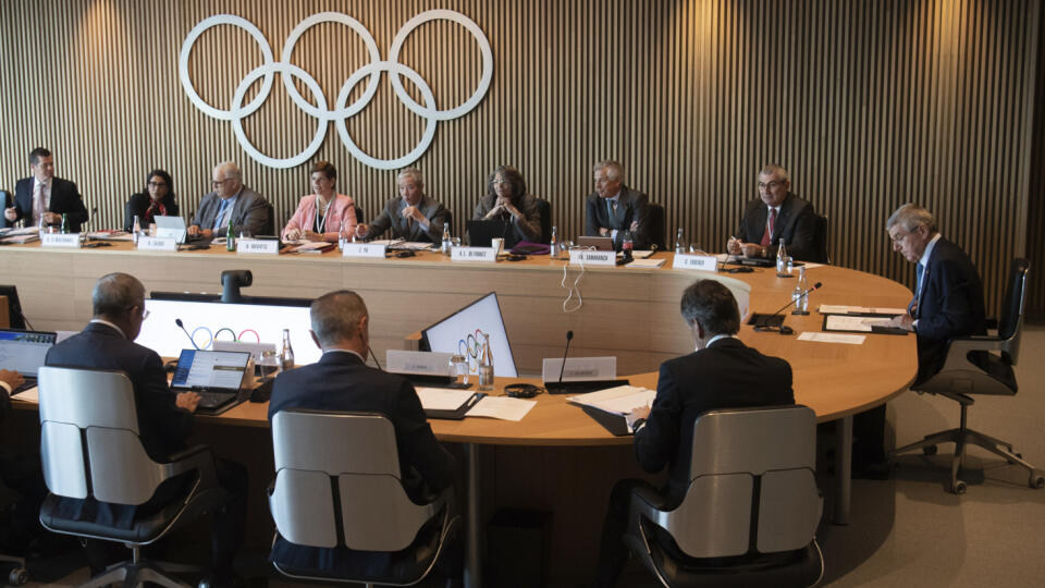 WA 20 Lausanne - Prezident Medzinárodného olympijského výboru (MOV) Thomas Bach (vpravo) počas zasadnutia exekutívy MOV vo švajčiarskom meste Lausanne 3. marca 2020. MOV napriek hrozbe koronavírusu naďalej počíta s konaním OH 2020 v stanovenom termíne. FOTO TASR/AP 

International Olympic Committee (IOC) president Thomas Bach, right, from Germany attends the opening of the executive board meeting of the International Olympic Committee (IOC) at the Olympic House in Lausanne, Switzerland, Tuesday,