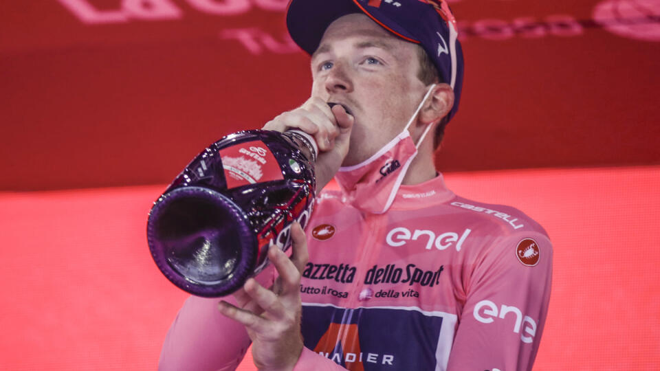 Britský cyklista Tao Geoghegan Hart z tímu Ineos Grenadiers pózuje v ružovom drese na pódiu po tom, čo sa stal celkovým víťazom 103. ročníka Giro d'Italia v Miláne