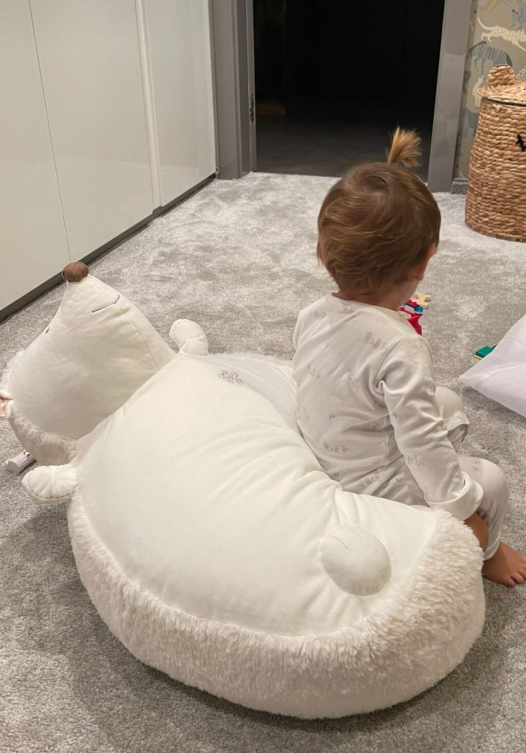 Niekedy to vyzerá tak, akoby naša bývalá tenistka chcela mať doma dcéru. Synovi Jakubkovi občas urobí na hlave cop.