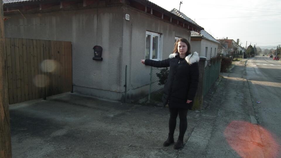 „Po tomto dome som túžila a aj som ho riadne vydražila,“ ukazuje smutne Lenka na dom, ktorý jej síce už patrí, bývalí majitelia ho ale opustiť nechcú.