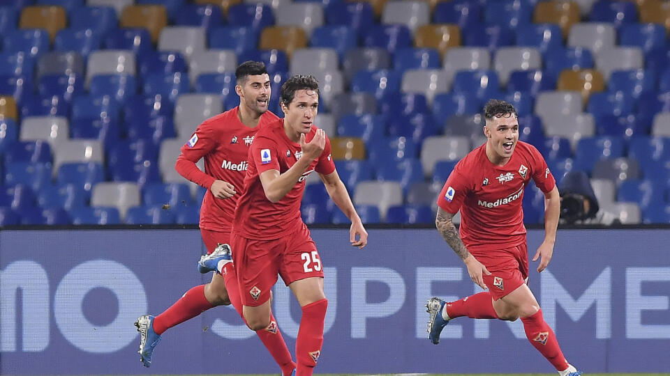 JB 10 Neapol - Hráč Fiorentiny Federico Chiesa (uprostred) oslavuje so spoluhráčmi úvodný gól do bránky Neapolu vo futbalovom zápase talianskej ligy Serie A  SSC Neapol - ACF Fiorentina v Neapole 18. januára 2020. FOTO TASR/AP

Fiorentina's Federico Chiesa, center, celebrates with teammates after scoring the first goal of the game during the Italian Serie A soccer match between Napoli and Fiorentina, at the San Paolo stadium in Naples, Italy, Saturday, Jan. 18, 2020. (Cafaro/LaPresse via AP)