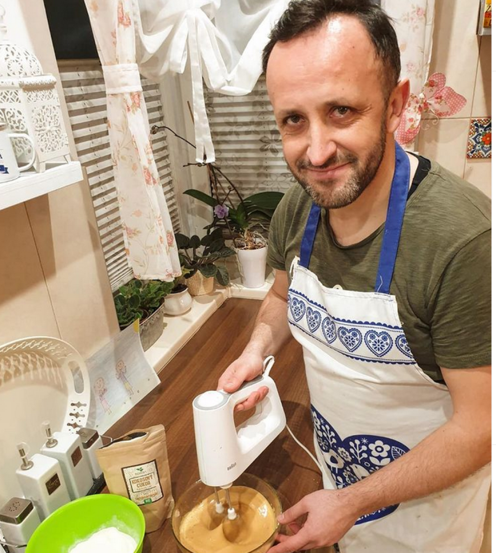 Takto sa chopil pečenia trojnásobný otecko Ondrej Kandráč.