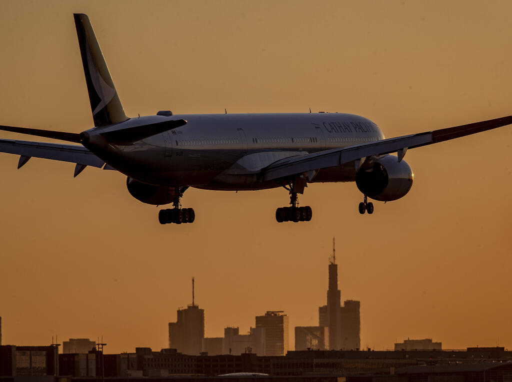 EBE 25 Frankfurt nad Mohanom - Na snímke lietadlo ázijskej komerčnej leteckej spoločnosti Cathay Pacific pristáva na letisku v nemeckom Frankfurte nad Mohanom v sokrých ranných hodinách 22. júla 2020. FOTO TASR/AP
An aircraft of Cathay Pacific lands at the airport in Frankfurt, Germany, early Wednesday, July 22, 2020. (AP Photo/Michael Probst)