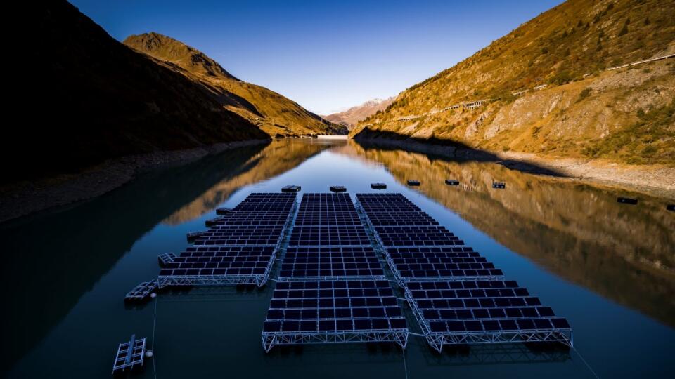 priehradná nádrž priehrada Lac des Toulessolárne panely výroba energia elektrina