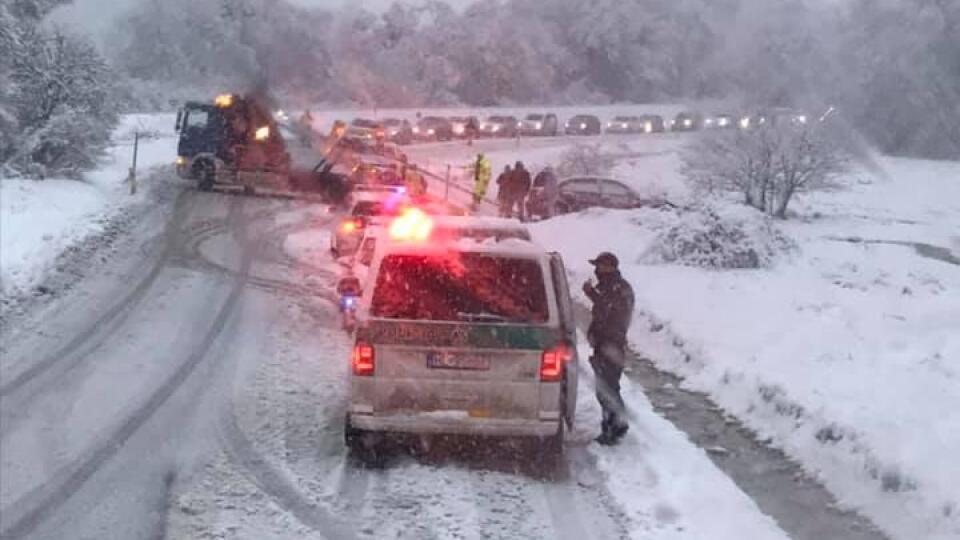 Humenné smer Hažin nad Cirochou auto skončilo mimo cesty, tá je neodhrnutá, tvoria sa kolóny.