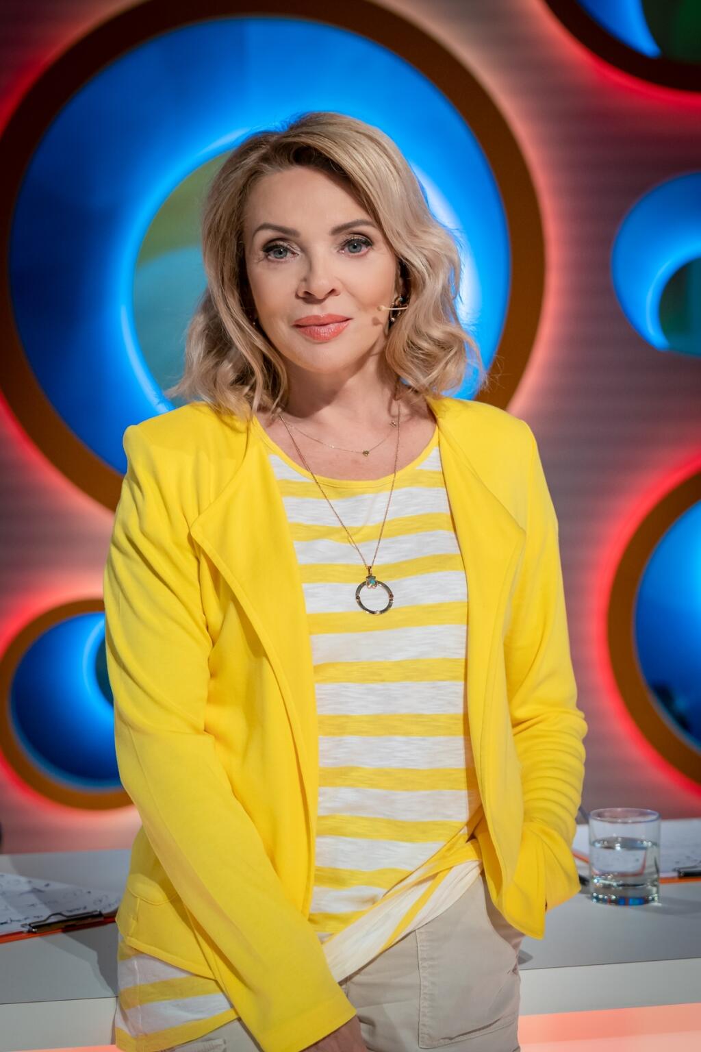 Zdena Studenková v žltom outfite s kapsáčmi.