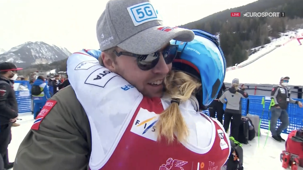 Kilde najprv pobozkal Shiffrinovu na líce.