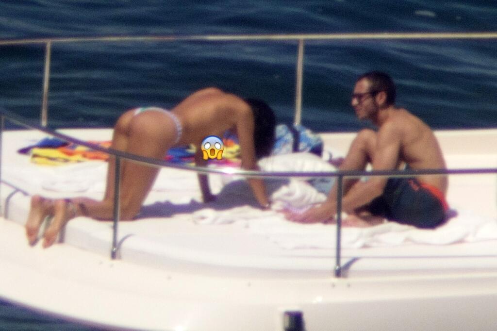 Párik je vďačným objektom paparazzi fotografov, ktorí na Francescu a Valentina striehnu najmä na dovolenke. Sexi modelku načapali pri prezliekaní či opaľovaní sa a ukázala tak celému svetu prsia.