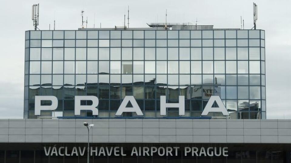 KK32 Praha - Pohľad na terminál 1 s novým nápisom Letisko Václava Havla Praha na medzinárodnom letisku 5. októbra 2012 v Prahe. Ruzyňské letisko v českej metropole, najvyťaženejšie v stredoeurópskom priestore, nesie od dnešného dňa oficiálne názov Letisko Václava Havla Praha. Slávnostný ceremoniál, ktorý moderoval Marek Eben a na ktorom sa zúčastnilo asi 600 pozvaných hostí, sa uskutočnil v deň nedožitých 76. narodenín bývalého československého a českého prezidenta. FOTO TASR/EPA
epa03422419 A