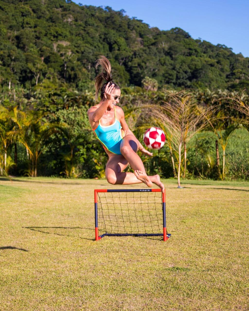 S loptou jej to ide dokonale, čo obdivuje aj Neymar s Ronaldinhom.