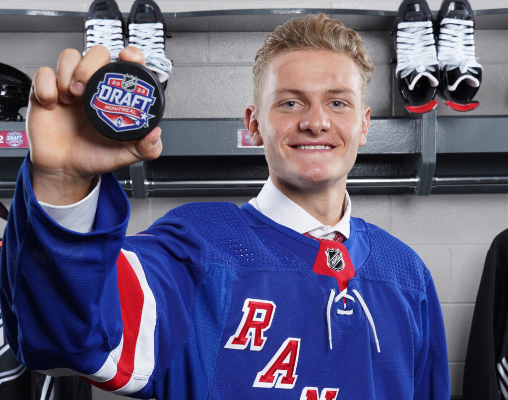 Adam Sýkora v drese New Yorku Rangers, ktorý ho tento rok draftoval.