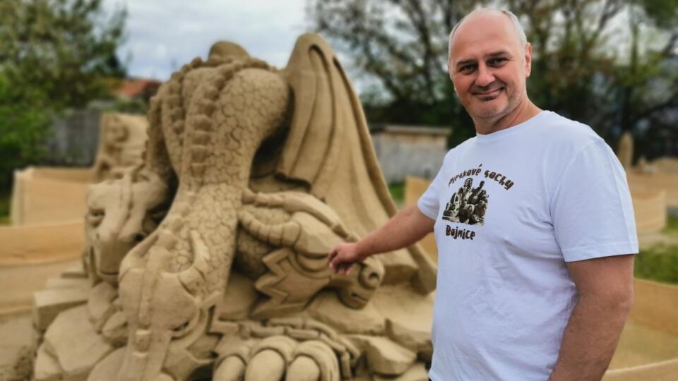 Parmi les sculptures de sable originales, il y a aussi un dragon cette année. 