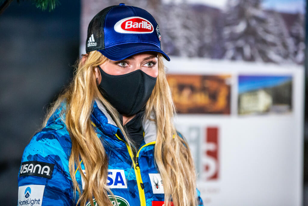 Na snímke je Mikaela Shiffrin počas rozhovoru z Veronikou Velez-Zuzulovou.