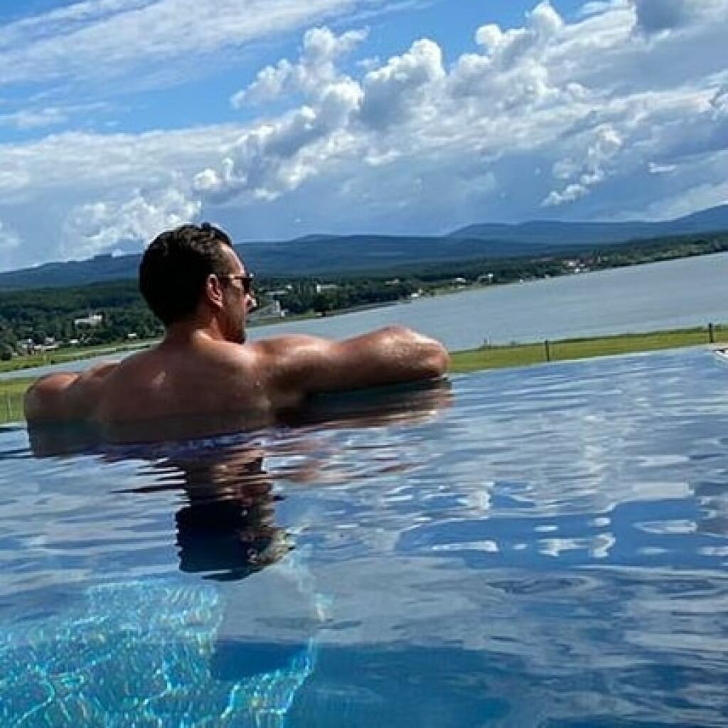 Opaľovanie mu ide asi slabšie ako komentovanie hokeja. Valábik ukázal svoje