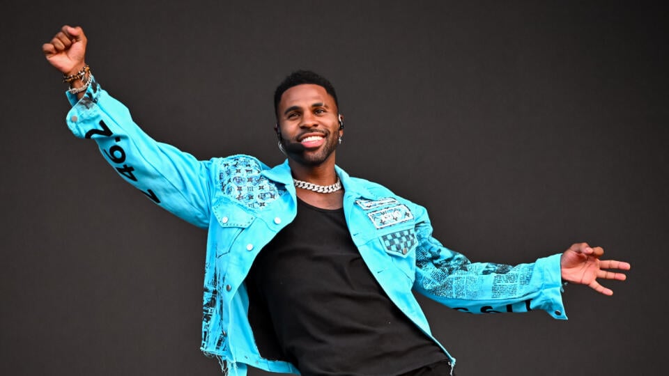 Spevák Jason Derulo vystupuje počas hudobného festivalu Lovestream 19. augusta 2023 na letisku v bratislavských Vajnoroch.