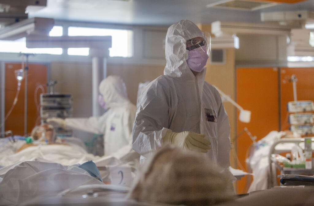 MIK 24 Rím - Zdravotnícky personál oddelenia intenzívnej starostlivosti kliniky Casalpalocco COVID-19 trpí rovnako ako pacienti v Ríme 25. marca 2020. Taliansko je epicentrom pandémie koronavírusu v Európe. Dosiaľ krajina hlási 69.176 prípadov nakazení a 6820 úmrtí. FOTO TASR/AP


Medical staff of the Intensive Care Unit of the Casalpalocco COVID-19 Clinic in the outskirts of Rome tend to patients, Wednesday, March 25, 2020. The new coronavirus causes mild or moderate symptoms for most people, b