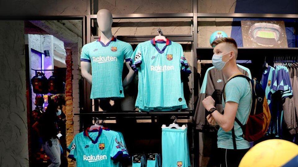 Zlý je aj turizmus, nepredávajú sa produkty z oficiálnych predajní, bilancia návštevnosti Múzea FCB je nelichotivá. Kým minulý rok prišlo počas letného mesiaca približne 10 tisíc návštevníkov, dnes ich je mesačne podľa denníka La Vanguardia sotva stovka.