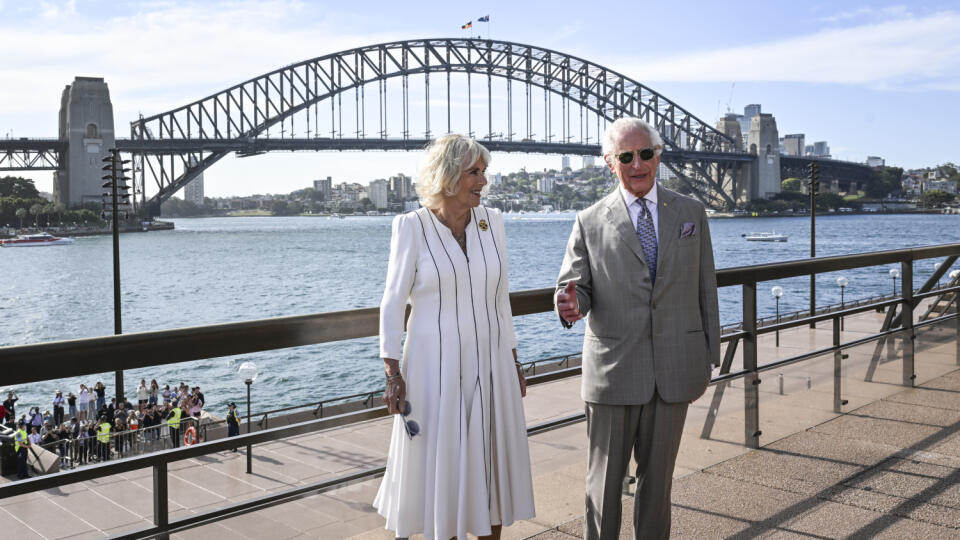 JB 17 Sydney - Britský kráľ Karol III. (vpravo) a kráľovná Kamila pózujú pred mostom Sydney Harbour Bridge počas ich návštevy v austrálskom Sydney 22. októbra 2024. Kráľ Karol III. v piatok 18. októbra pricestoval do Austrálie. Ide o jeho najnáročnejšiu zahraničnú cestu, odkedy mu vo februári diagnostikovali rakovinu, píše TASR s odvolaním sa na agentúru AFP. Vládnuci britský monarcha krajinu naposledy navštívil v roku 2011, keď sprevádzal svoju matku - kráľovnú Alžbetu II. FOTO TASR/AP
Britain