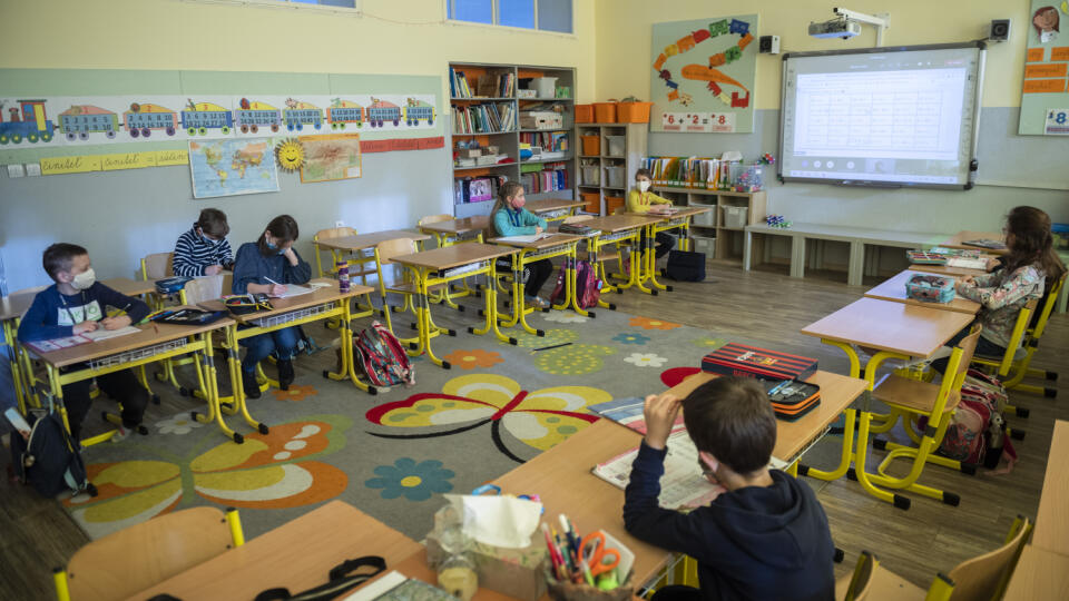 Na snímke žiaci 3. ročníka počas otvorenia staromestských škôl na ZŠ Dubová 1 v Bratislave 15. februára 2021. FOTO TASR - Jaroslav Novák