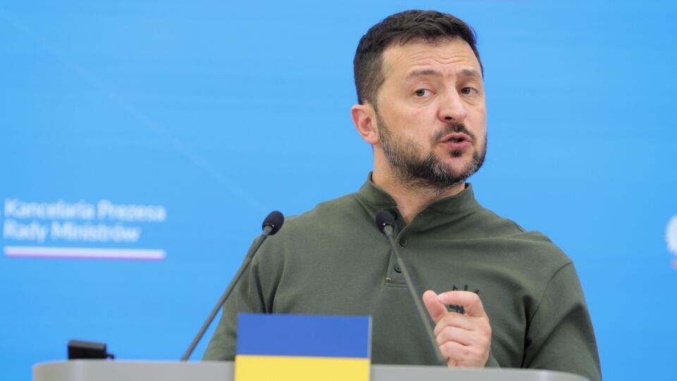 WA 30 Varšava - Ukrajinský prezident Volodymyr Zelenskyj (vľavo) počas spoločnej tlačovej konferencie s poľským premiérom Donaldom Tuskom (nie je na snímke), ktorá sa konala po podpise bilaterálnej bezpečnostnej dohody vo Varšave v pondelok 8. júla 2024. FOTO TASR/PAP-Rafał Guz

Warszawa, 08.07.2024. Prezydent Ukrainy Wołodymyr Zełenski podczas konferencji prasowej w KPRM w Warszawie, 8 bm. Prezydent Ukrainy Wołodymyr Zełenski składa wizytę w Polsce, podczas której spotka się z prezydentem Andrz