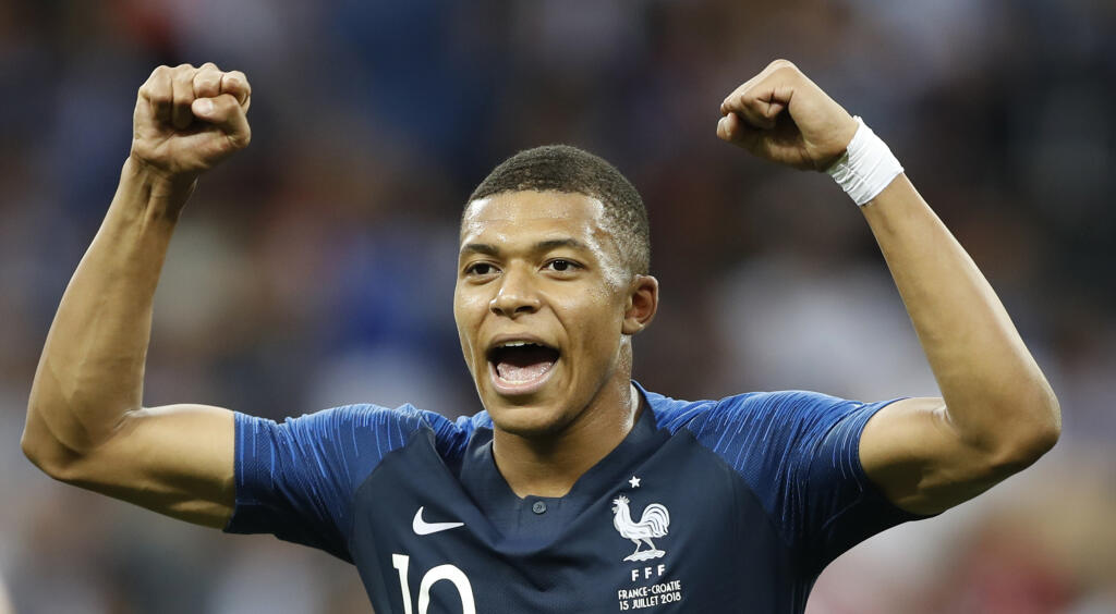 JB 86 Moskva - Francúzsky hráč Kylian Mbappe oslavuje štvrtý gól do bránky Chorvátska vo finálovom zápase Francúzsko - Chorvátsko na MS 2018 vo futbale v Moskve 15. júla 2018. FOTO TASR/AP
France's Kylian Mbappe celebrates after scoring his sides 4th goal of the game during the final match between France and Croatia at the 2018 soccer World Cup in the Luzhniki Stadium in Moscow, Russia, Sunday, July 15, 2018. (AP Photo/Francisco Seco)