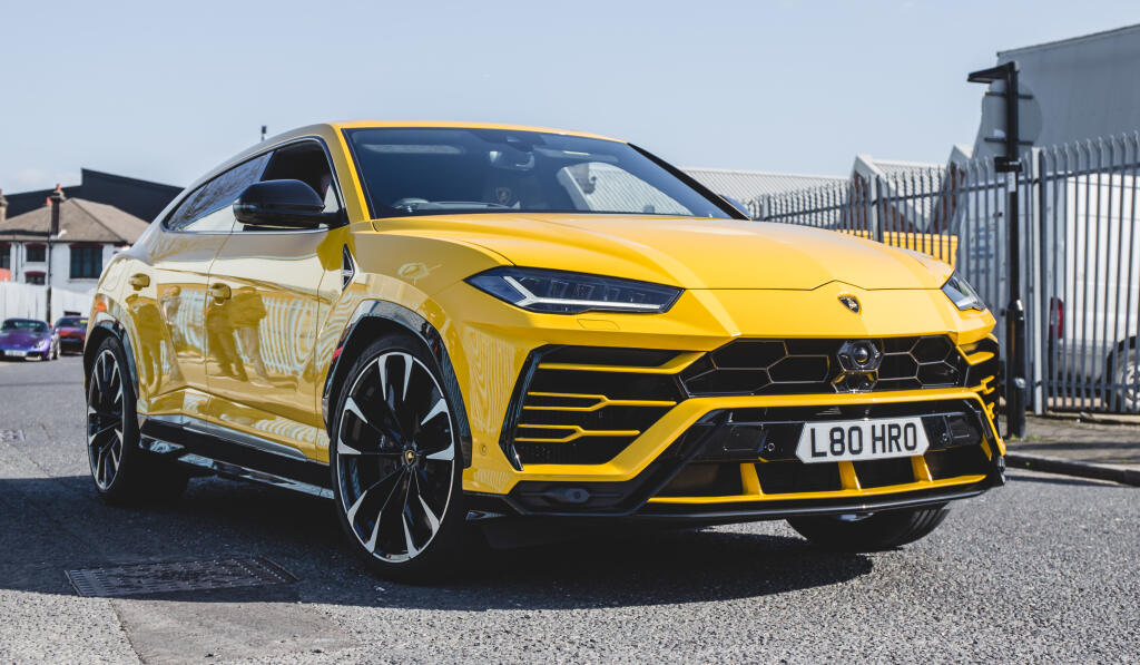 Ilustračné foto - Takto by malo vyzerať Lamborghini Mariána Gáboríka za státisíce eur. Základná cena automobilu je 180 – tisíc eur, ale dostane len naozaj „chudobnú“ verziu auta. Niektorí predajcovia ponúkajú lepšie vybavené modely aj za dvojnásobok ceny základnej výbavy.