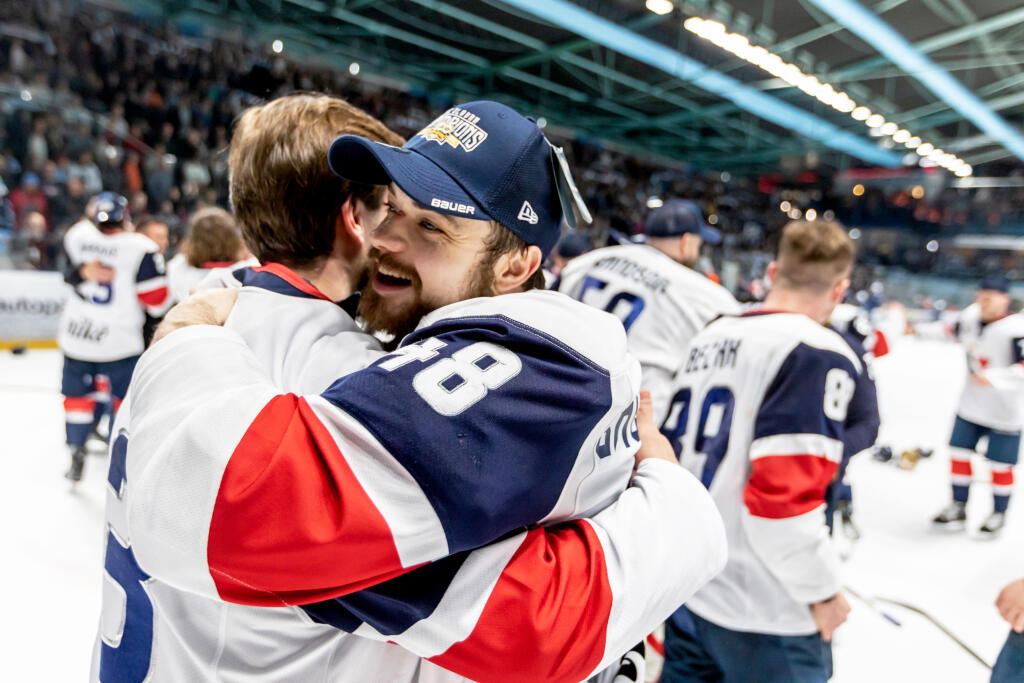 Hokejisti HC Slovan Bratislava zvíťazili v šiestom zápase finále Kaufland play off Tipos extraligy 2021/2022 a získali titul majstra SR. Šiesty zápas vyhrali s HK Nitra 5:2 a celú sériu 4:2 na zápasy. Na snímke je Adam Bezák a Daniel Gachulinec.