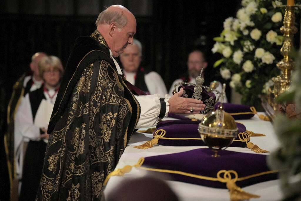 KK50 Windsor - Na snímke windsorský dekan David Conner počas obradu rozžehnania sa s telom britskej kráľovnej Alžbety II. v Kaplnke svätého Juraja na hrade Windsor v pondelok 19. septembra 2022. Obrad rozžehnania sa s telom kráľovnej Alžbety II. sa uskutočnil vo windsorskej Kaplnke sv. Juraja. Tam panovníčku v rámci súkromného obradu aj pochovali po boku jej manžela princa Philipa, ktorý zomrel vlani v apríli vo veku 99 rokov. Kráľovná Alžbeta II. zomrela 8. septembra vo veku 96 rokov vo svojom