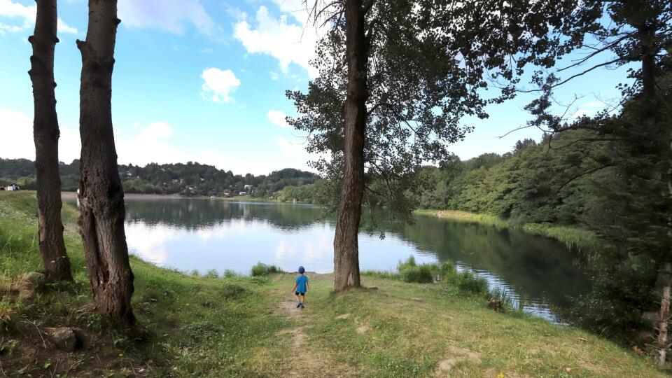 Tajch Richňava bol kedysi jediným tajchom – vodnou nádržou vybudovanou pre potreby baníctva. Jazero má čistú vodu vhodnou i na kúpanie. V lokalite však nie je príliš dobrý prístup do vody a nenachádzajú sa tu ani nijaké zariadenia, ktoré by rekreantom poskytovali služby. Na snímke tajch Richňava, ktorý návštevníci využívajú na kúpanie, opaľovanie a trávenie voľného času neďaleko Banskej Štiavnice 20. augusta 2020. FOTO TASR - Ján Krošlák