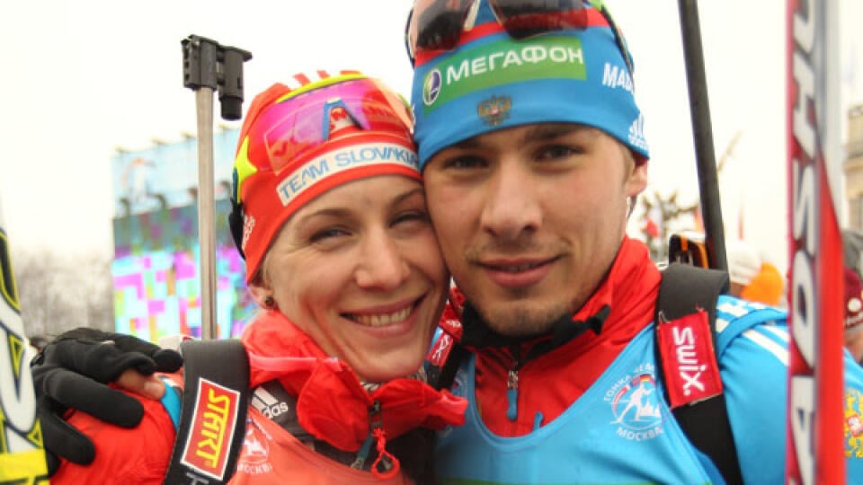 Nasťa Kuzminová stojí pri svojom bratovi Antonovi.