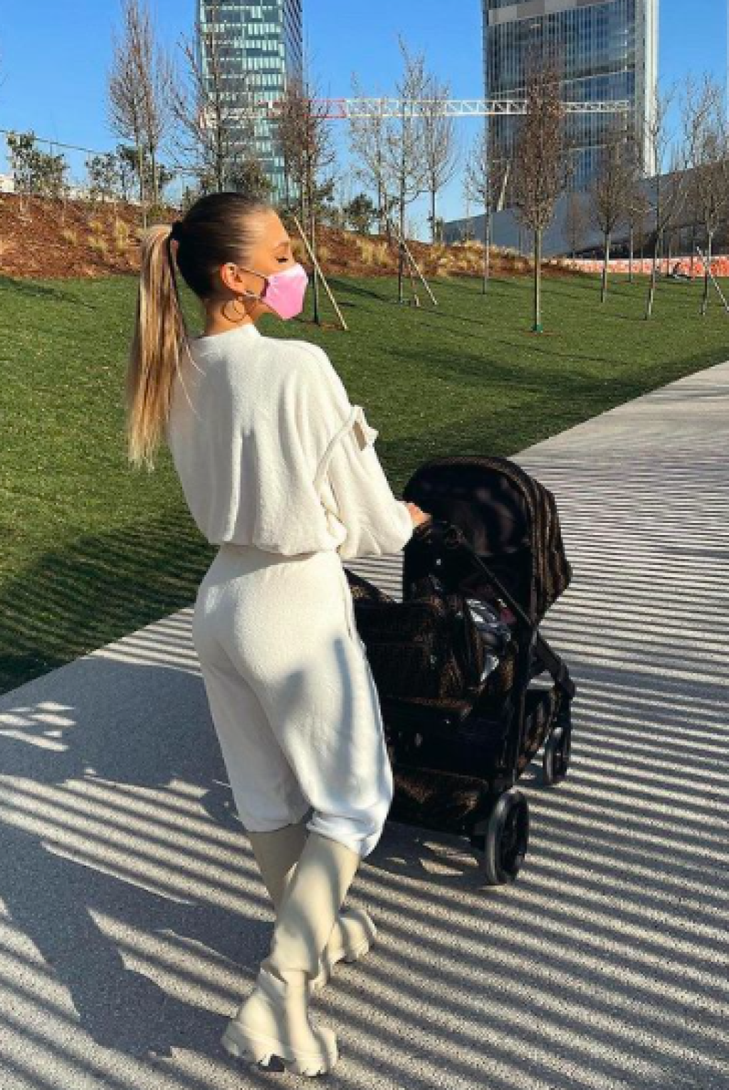 Nový kočík pre Charlotte značky Fendi má cenovku 2200 eur.