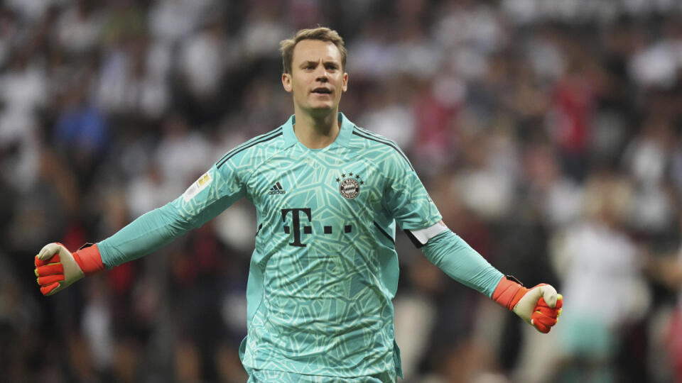 KK41 archív Frankfurt nad Mohanom - Na archívnej snímke z 5. augusta 2022 brankár Manuel Neuer z Bayernu Mníchov počas zápasu nemeckej Bundesligy proti Eintrachtu Frankfurt. Nemecký futbalový brankár Manuel Neuer priznal, že sa liečil z rakoviny kože. Hráč Bayernu Mníchov i majster sveta z MS v Brazílii 2014 musel podstúpiť aj operačný zákrok. FOTO TASR/AP
FILE -- Bayern's goalkeeper Manuel Neuer celebrates during the German Bundesliga soccer match between Eintracht Frankfurt and Bayern Munich i